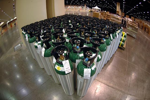 cilindros de oxigênio em estoque que só poderão ser exportados com autorização da anvisa