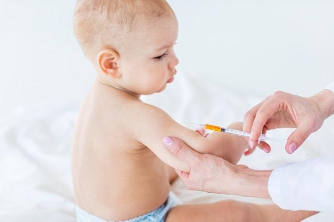 bebê sendo vacinado em teste da vacina da Moderna