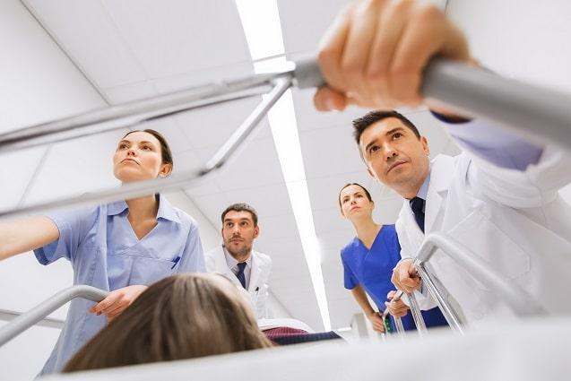 médicos levando paciente com sepse na emergência para atendimento
