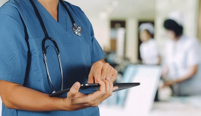 médico de emergência com prancheta com informações do ABRAMEDE 2021