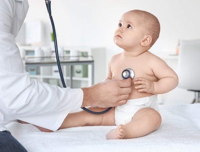 médico consultando bebê com propensão a dermatite atópica