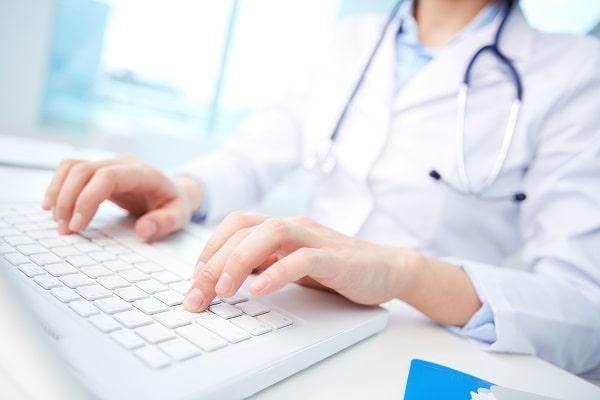médica usando telemedicina