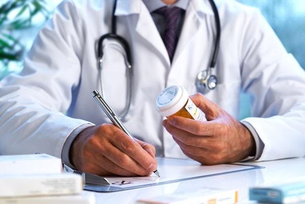 médico prescrevendo opioides para dor crônica