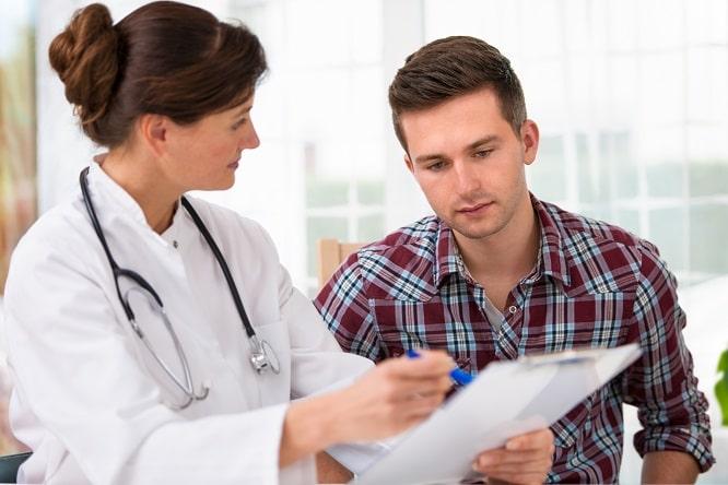 médica indicando tratamentos para dor musculoesquelética aguda