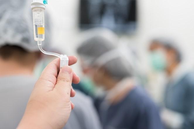 médico fazendo controle de diabéticos no perioperatório