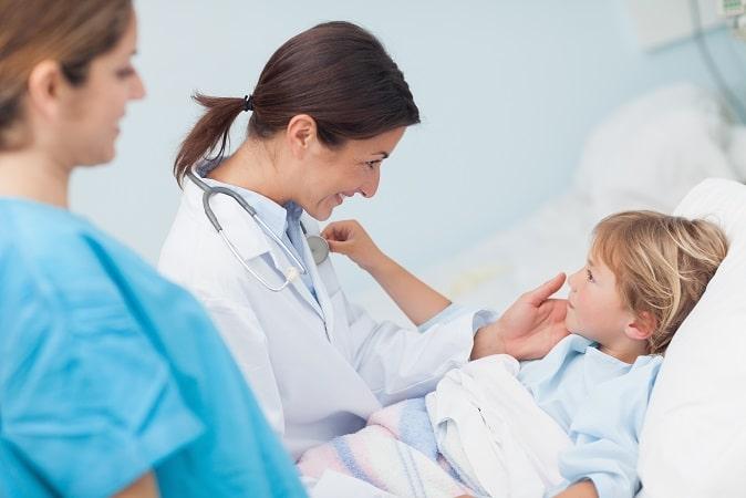 médica pediatra atendendo paciente