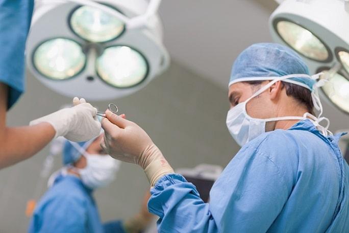 médico cirurgião realizando ressecção de timo em paciente com timoma