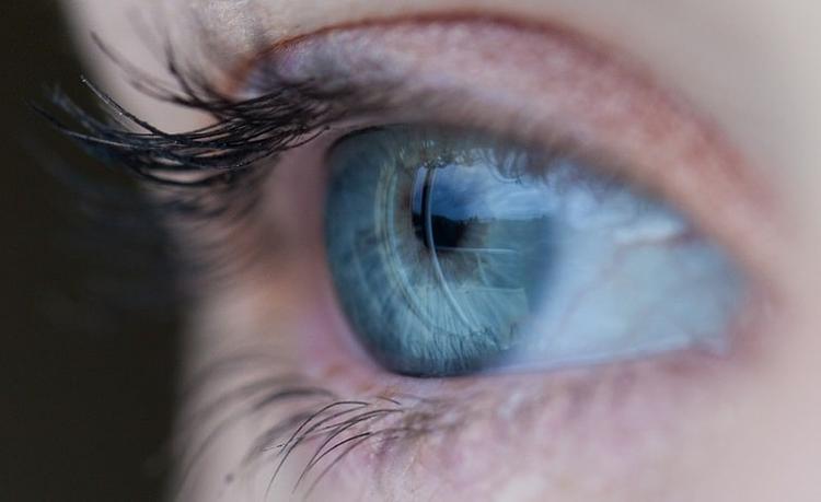 Controle da miopia com atropina, lentes de contato gelatinosas ou ortoceratologia: os benefícios superam os riscos?