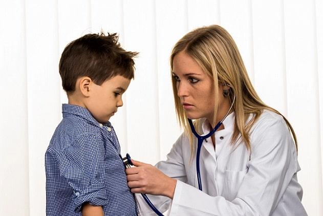 médica consultando paciente com suspeita de doença de Menetrier