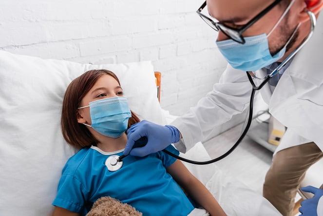 médico consultando criança com síndrome inflamatória multissistêmica