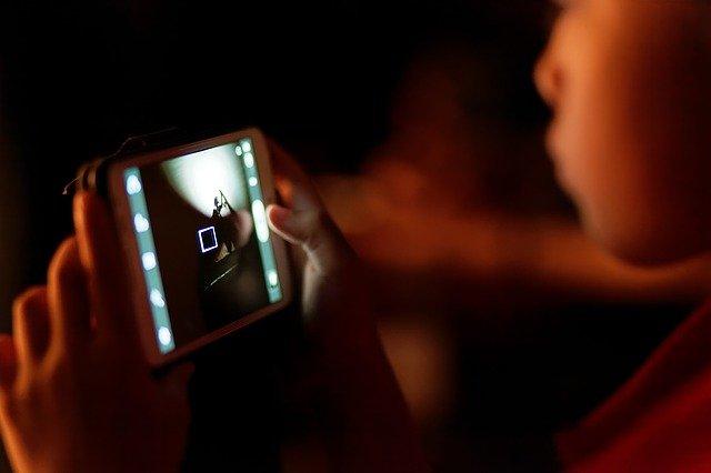 O uso de eletrônicos antes de dormir prejudica o sono dos adolescentes?