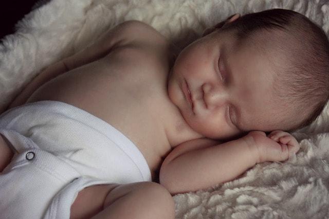 Rotinas de sono na infância melhoram os hábitos para dormir em crianças até os 2 anos?