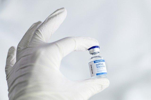 vidro de vacina contra Covid-19 que teve terceira dose aprovada