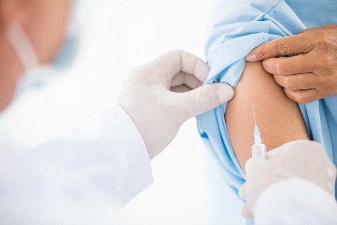 participante recebendo terceira dose de vacina contra a covid-19