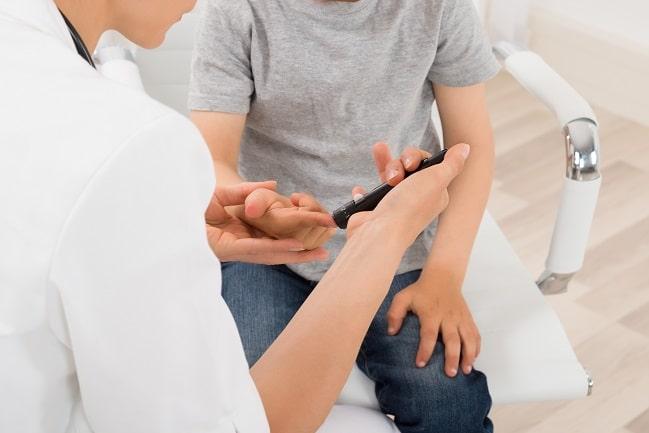 médica medindo glicose de criança com diabetes