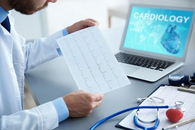 médico avaliando sistema de monitorização da insuficiência cardíaca
