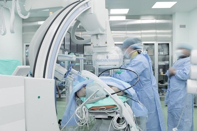 médicos realizando coronariografia