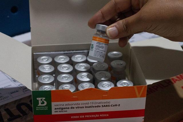 vacinação com coronavac, que usa vírus inativado