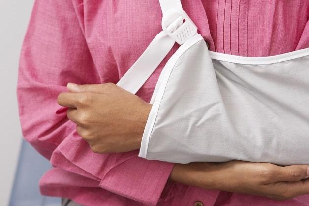 paciente com tipoia devido a fraturas proximais do úmero