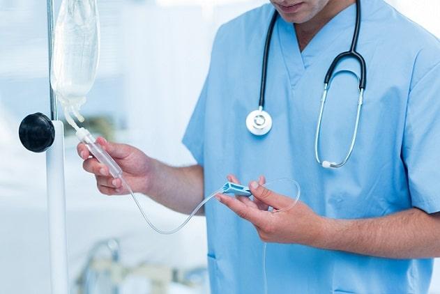 médico fazendo infusão de hidromorfona