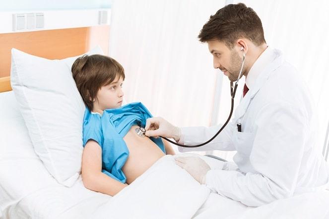 menino com doença inflamatória intestinal