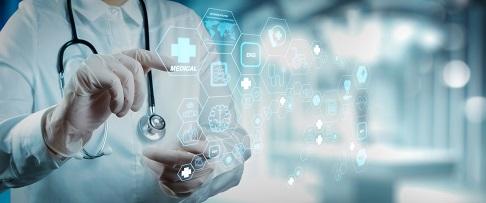 Médico interage com aparato de inovações tecnológicas na medicina