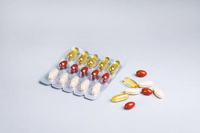 Qual a eficácia e segurança dos anti-inflamatórios não esteroidais e opioides no tratamento da osteoartrose de joelho e quadril?