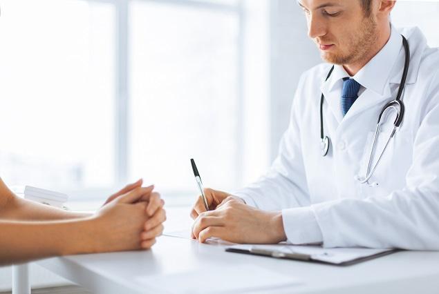 médico conversando com paciente sobre cognição e FA
