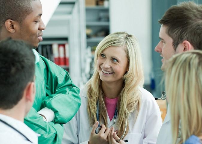 fisioterapeutas conversando com equipe da estratégia saúde da família
