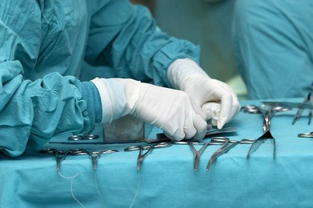 médicos fazendo cirurgia após cintilografia