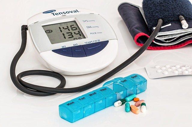 Prevalência do uso de medicamentos que podem aumentar a pressão arterial e a associação com hipertensão