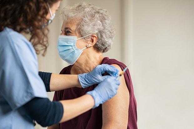 paciente com ic sendo vacinado contra influenza