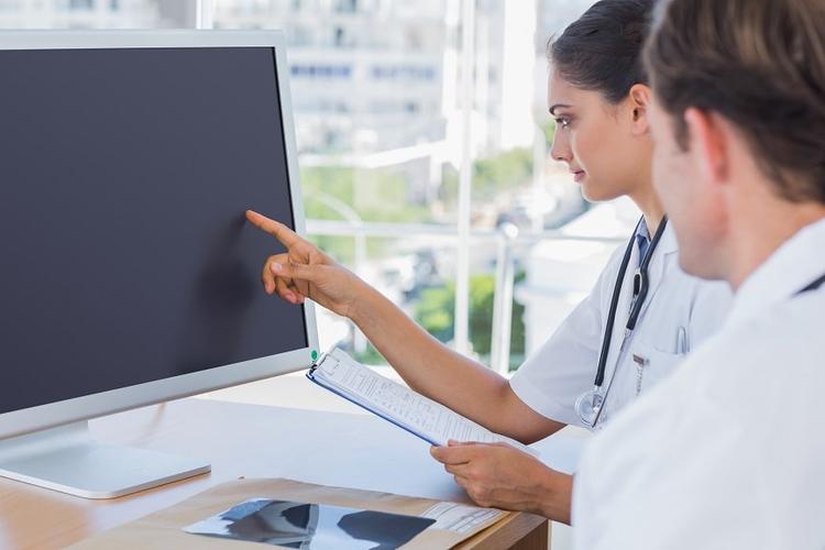 Enxerto ósseo autólogo ou sintético no tratamento de fraturas do platô tibial