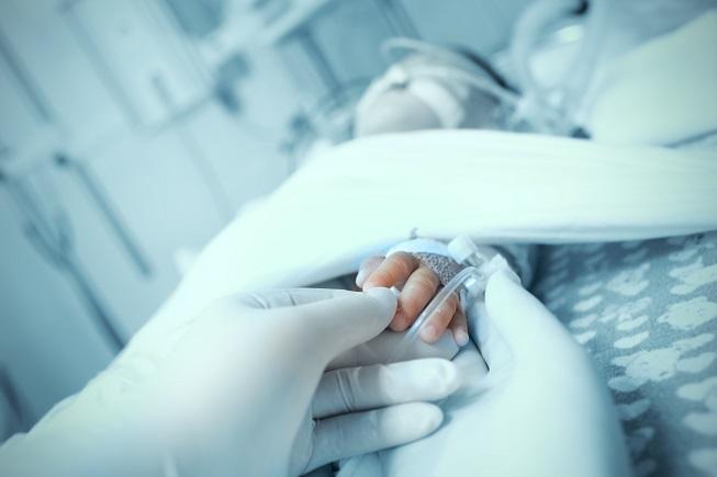 Estudo compara o uso de CNAF versus CPAP pós-extubação em pacientes pediátricos