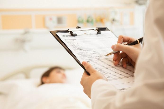 médico consultando paciente imunocomprometido com infecções no SNC