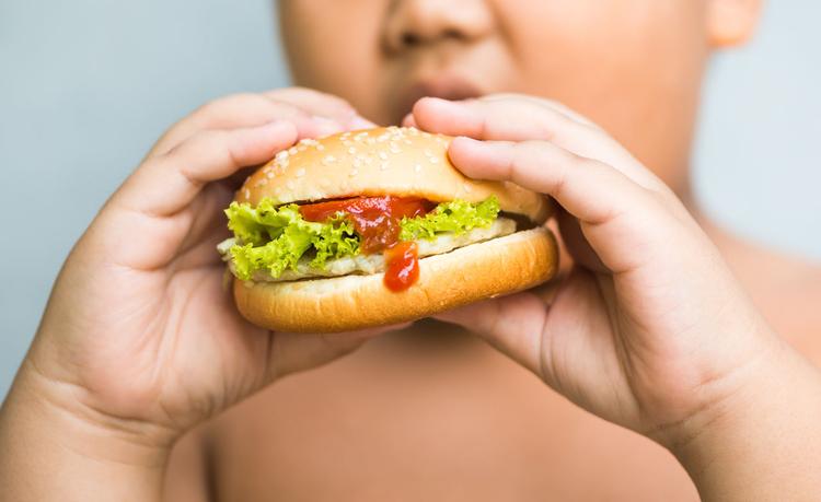 Risco de obesidade é 48% maior em adolescentes que comem alimentos ultraprocessados, indica estudo