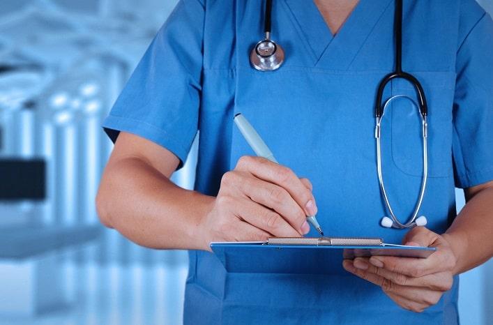 médico identificando caso de asplenia