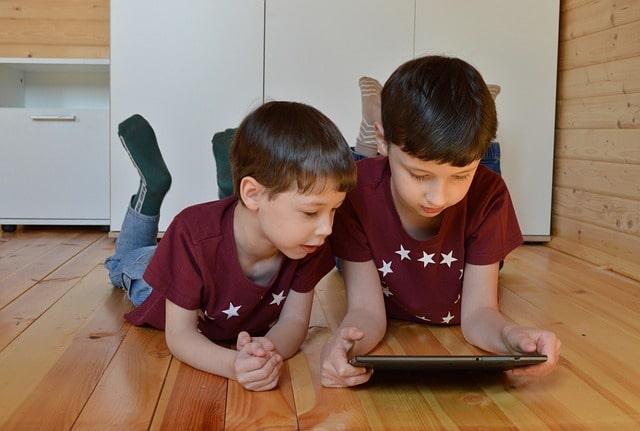 Tempo de tela e desfechos cognitivos em crianças