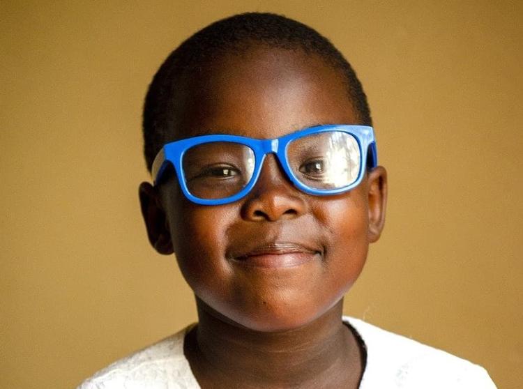 Controle de miopia a longo prazo em crianças que usam óculos com tecnologia DIMS