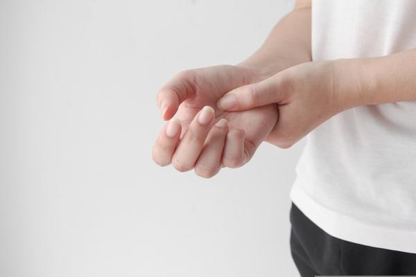 Quais são os resultados das diferentes técnicas de oponentoplastia no polegar?