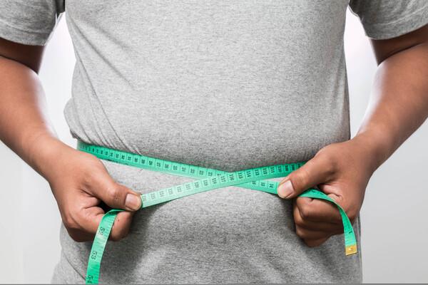 Pesquisa com 9 mil pessoas aponta crescimento da obesidade entre jovens em 2023