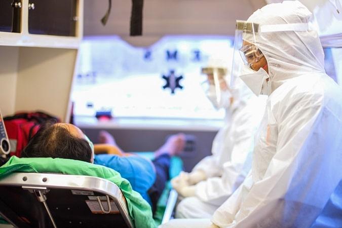 médicos levando paciente com alguma das febres hemorrágicas