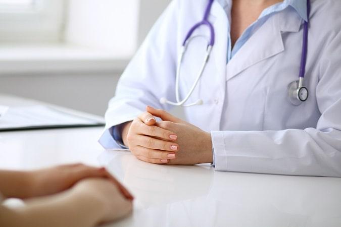 médico consultando paciente com micobacteriose não tuberculosa