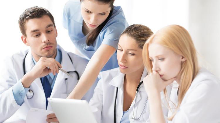 Médicos lendo sobre angiodisplasia