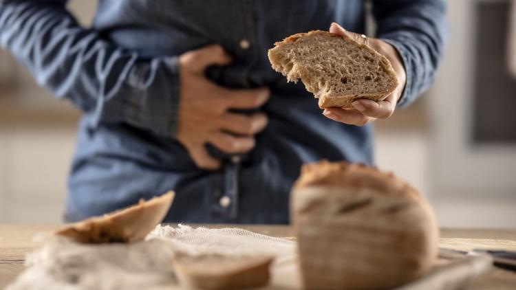 Paciente com doença celíaca rejeitando um pedaço de pão