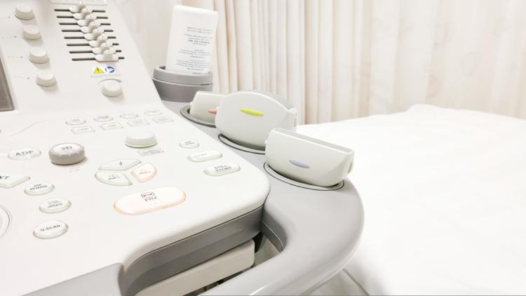 Close de um aparelho de ultrassonografia à beira leito (POCUS)