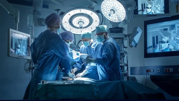 médicos realizando procedimento para disfagia pós-fundoplicatura