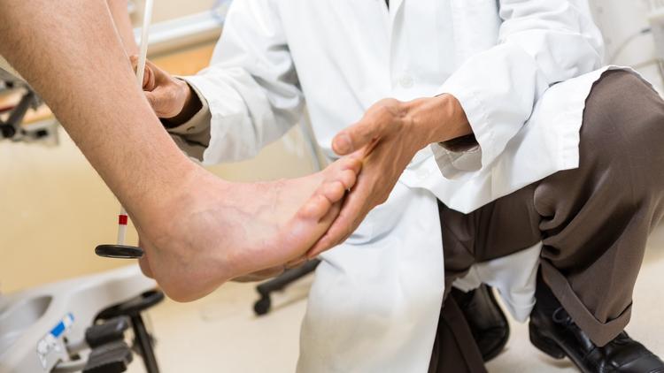 Qual o melhor método de fixação para fraturas do maléolo posterior?