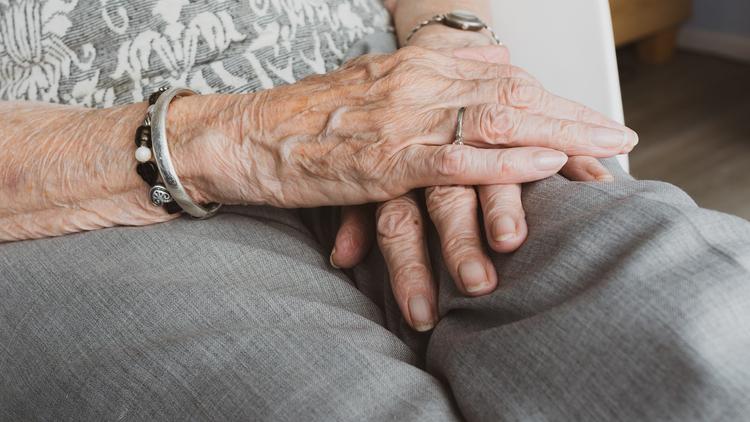 Há tendência de aumento de artroplastias do quadril em pacientes mais idosos