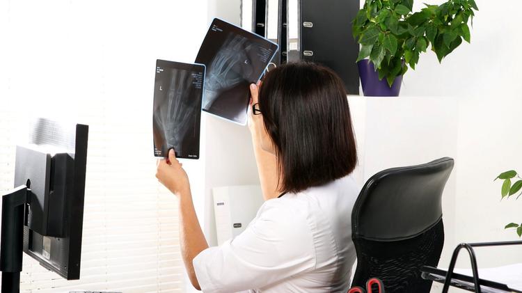 O uso de corticosteroides injetáveis aumenta o risco de fraturas?